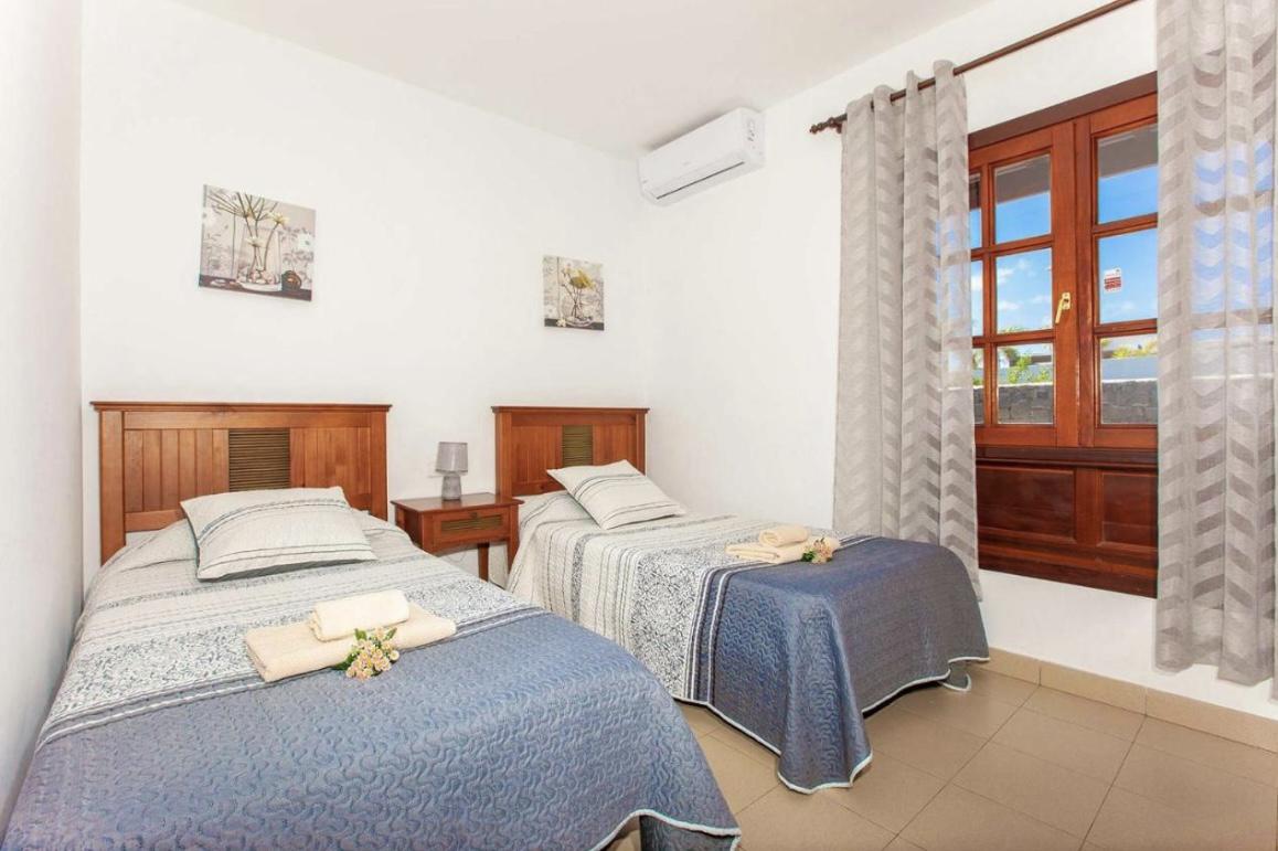 Twin bedroom with A/C