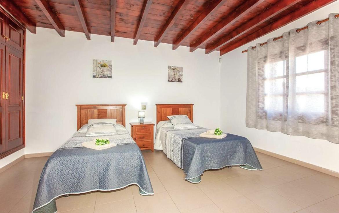 Twin bedroom with A/C