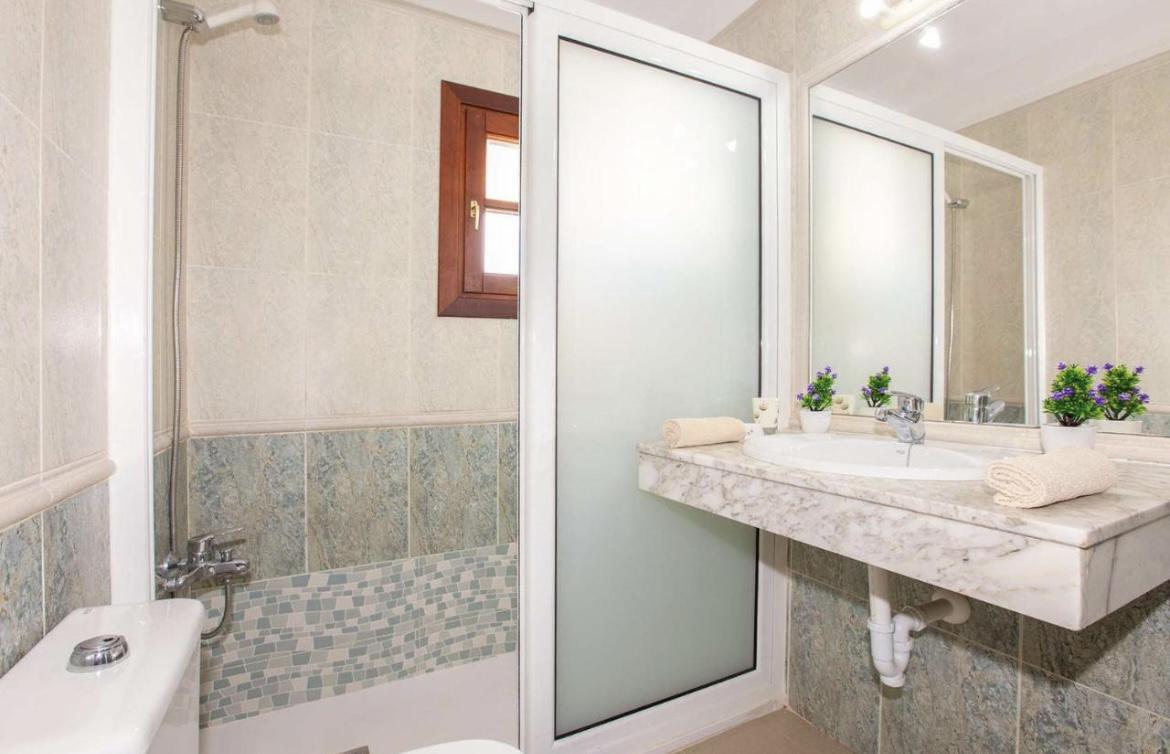 En suite bathroom with shower