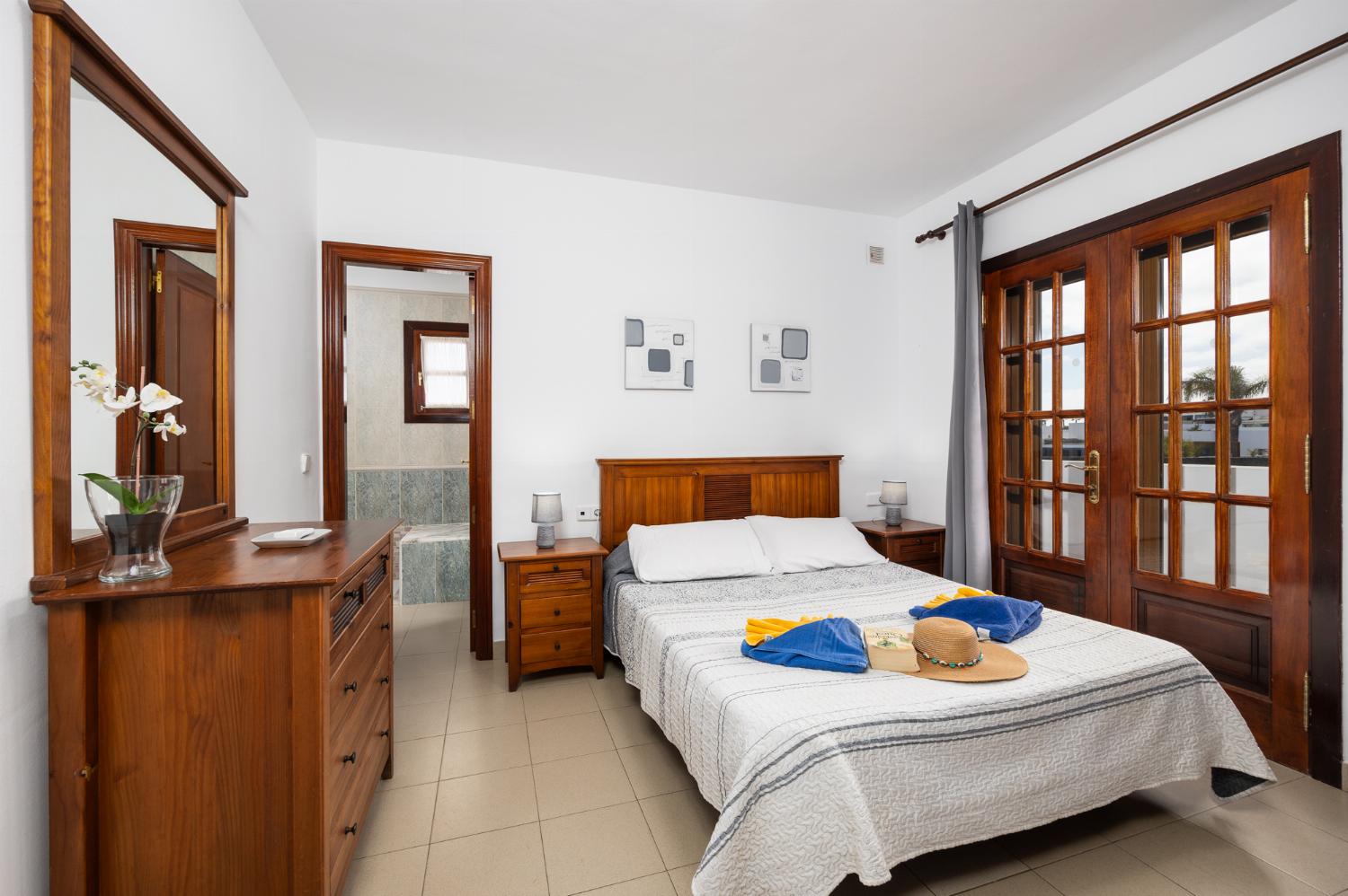Double bedroom with en suite bathroom and A/C