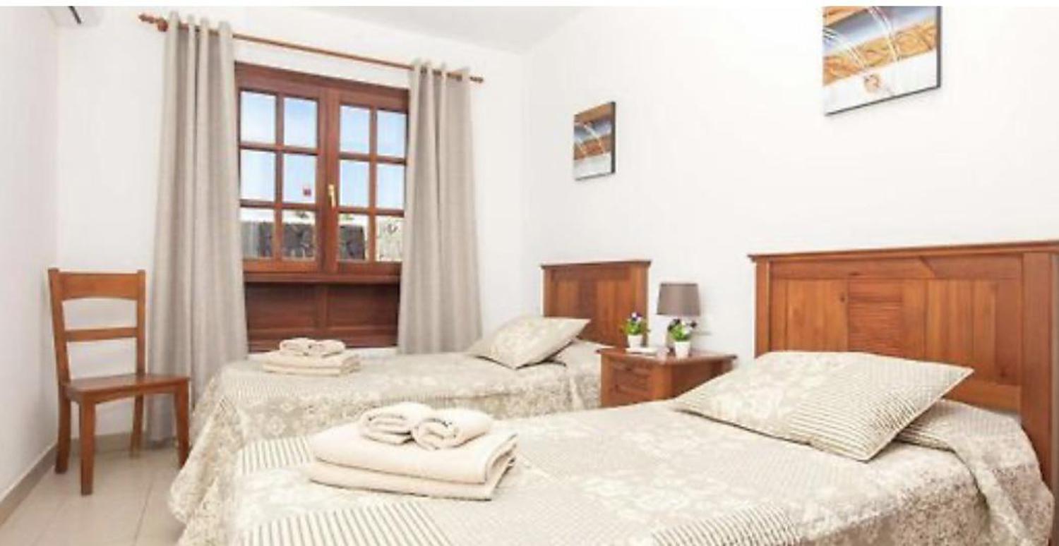 Twin beds bedroom with A/C