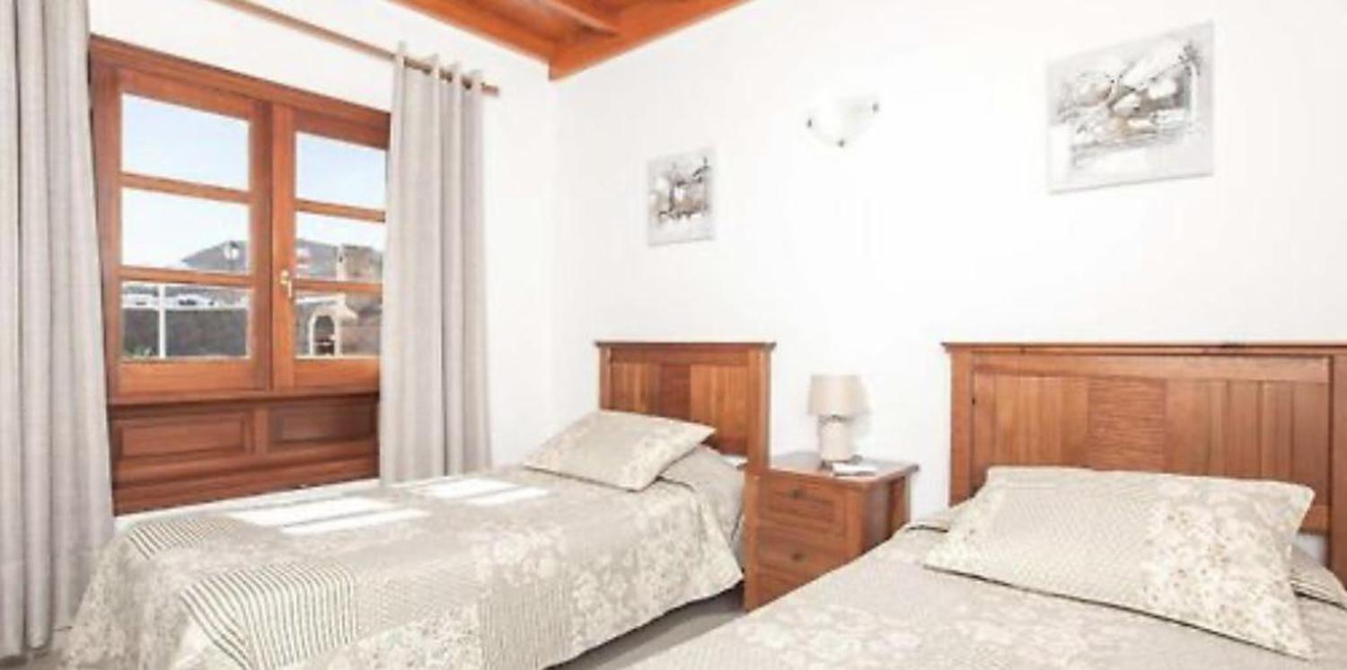 Twin beds bedroom with A/C