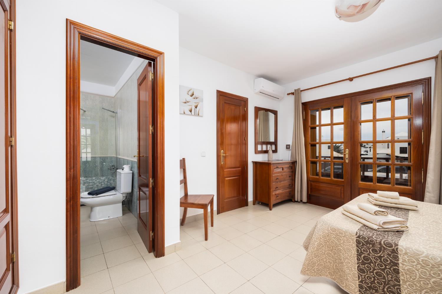 Double bedroom with en suite bathroom and A/C
