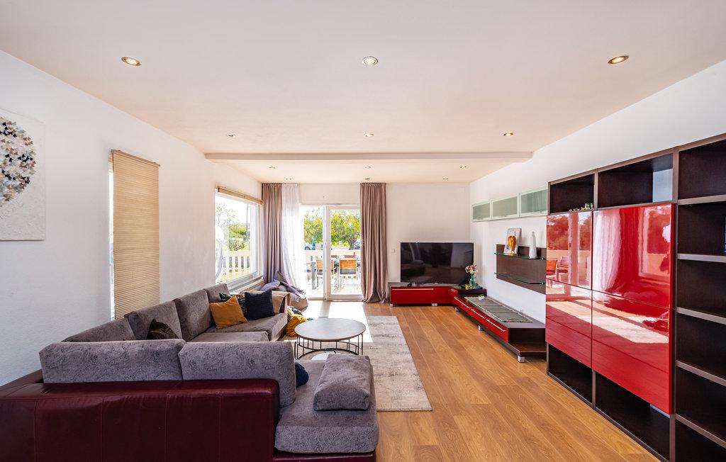 Open-plan living room with sofa, dining area, kitchen, WiFi internet, satellite TV