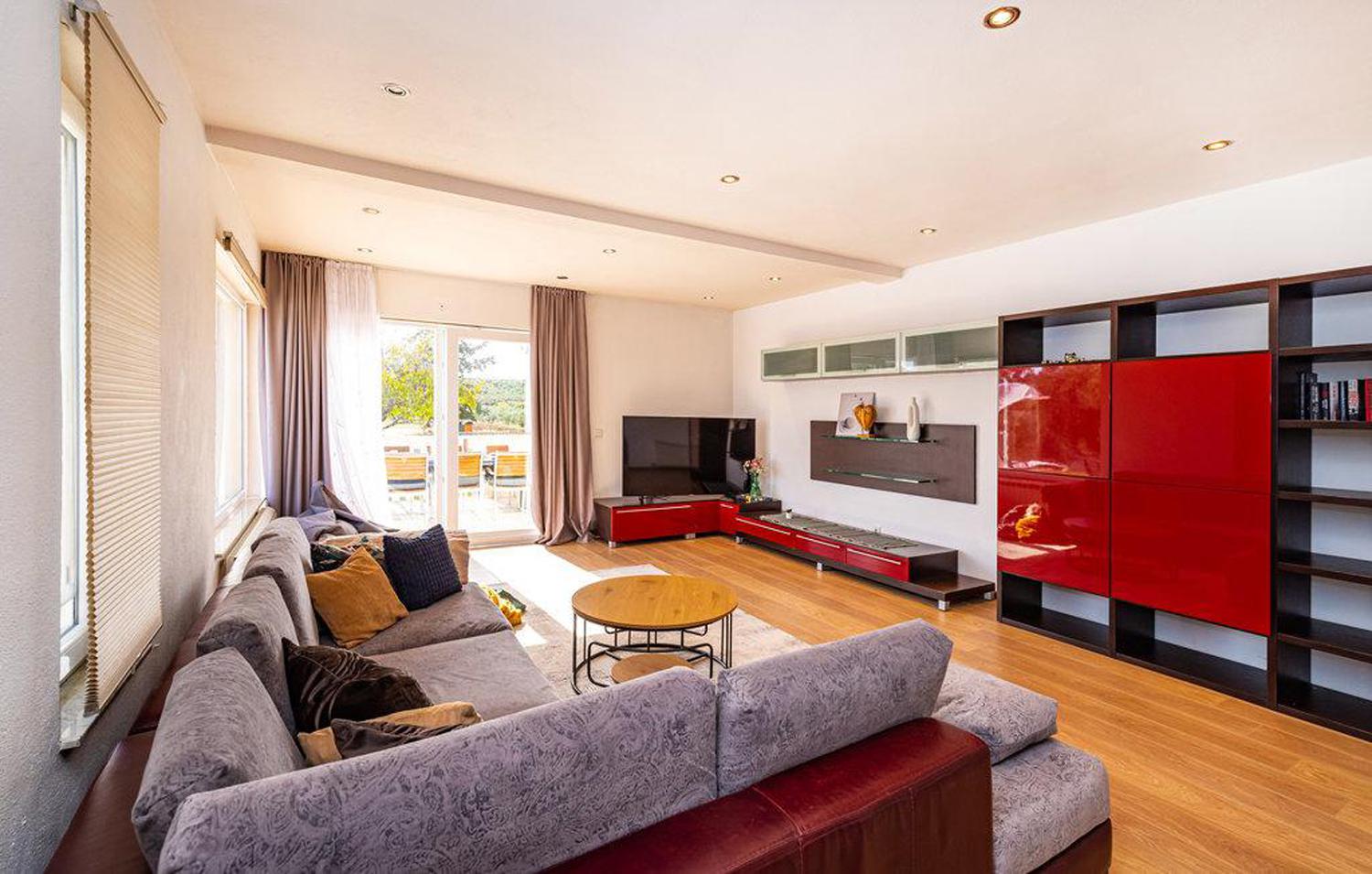 Open-plan living room with sofa, dining area, kitchen, WiFi internet, satellite TV