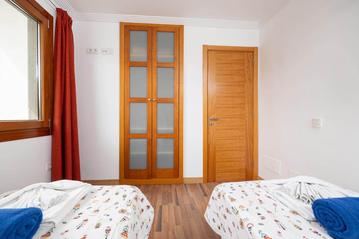 Twin bedroom with A/C