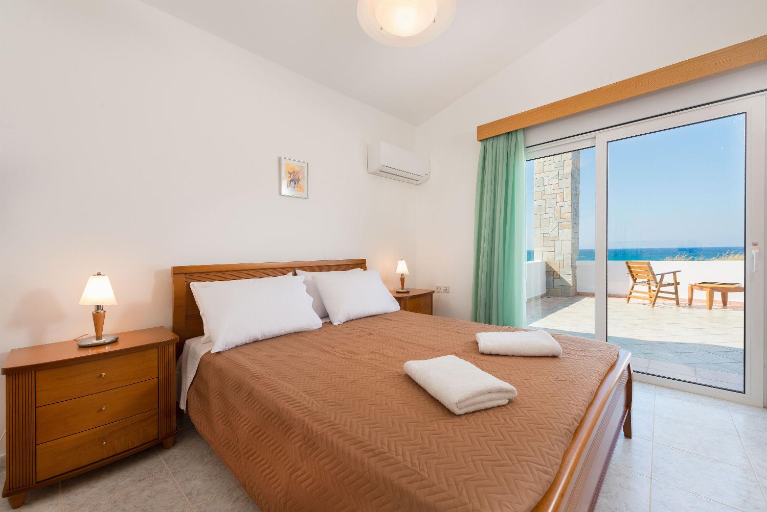 Double bed bedroom with terrace access with panoramic sea view