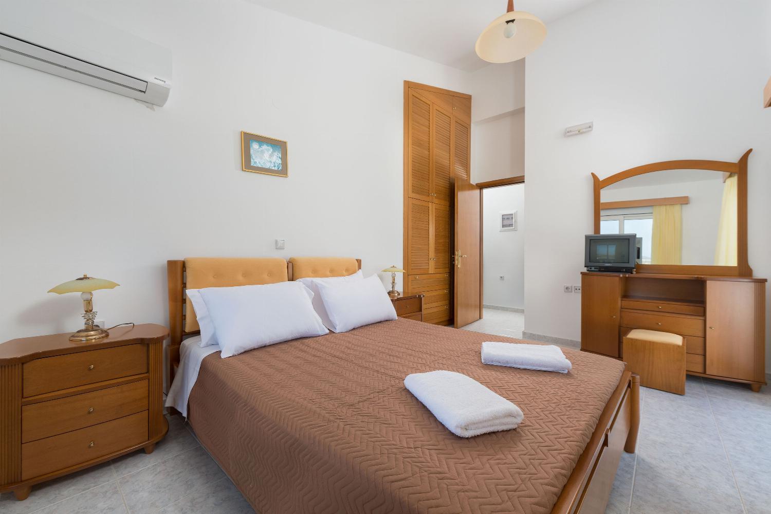 Double bed bedroom with terrace access with panoramic sea view