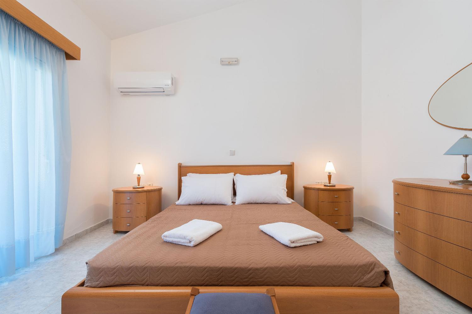 Double bed bedroom with terrace access with panoramic sea view