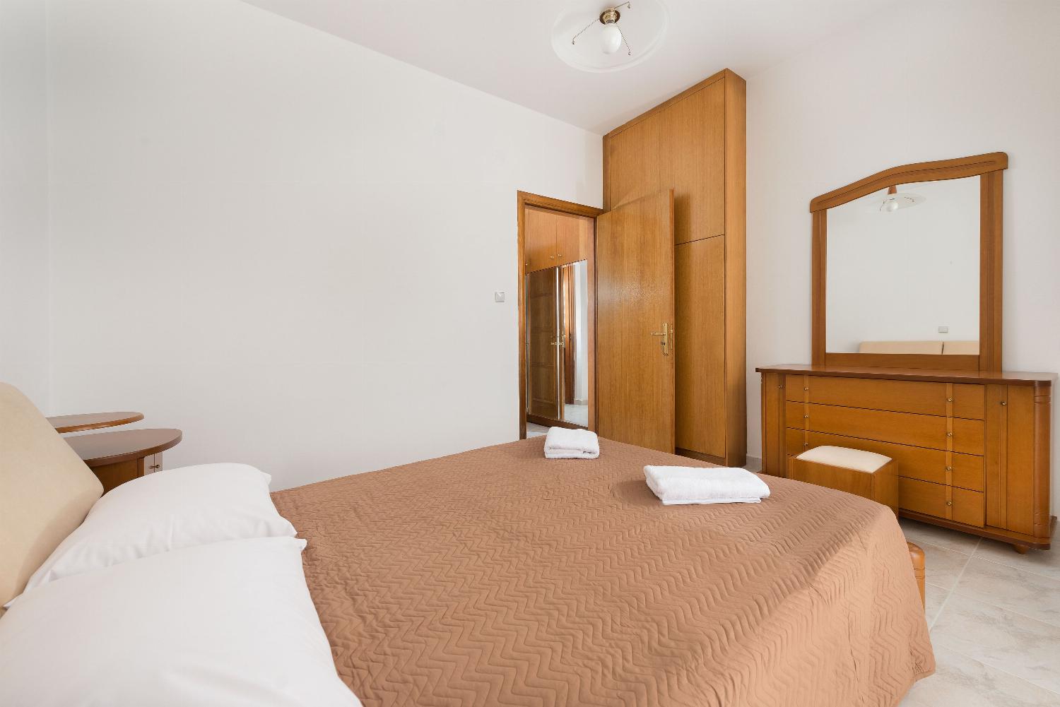 Double bed bedroom 