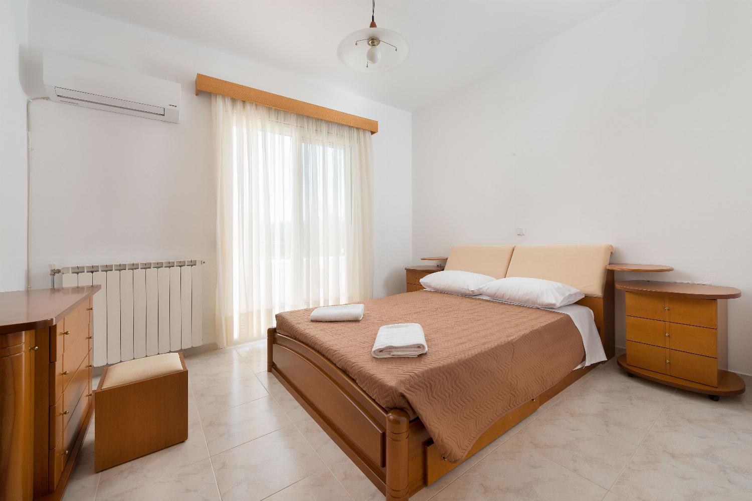 Double bed bedroom 
