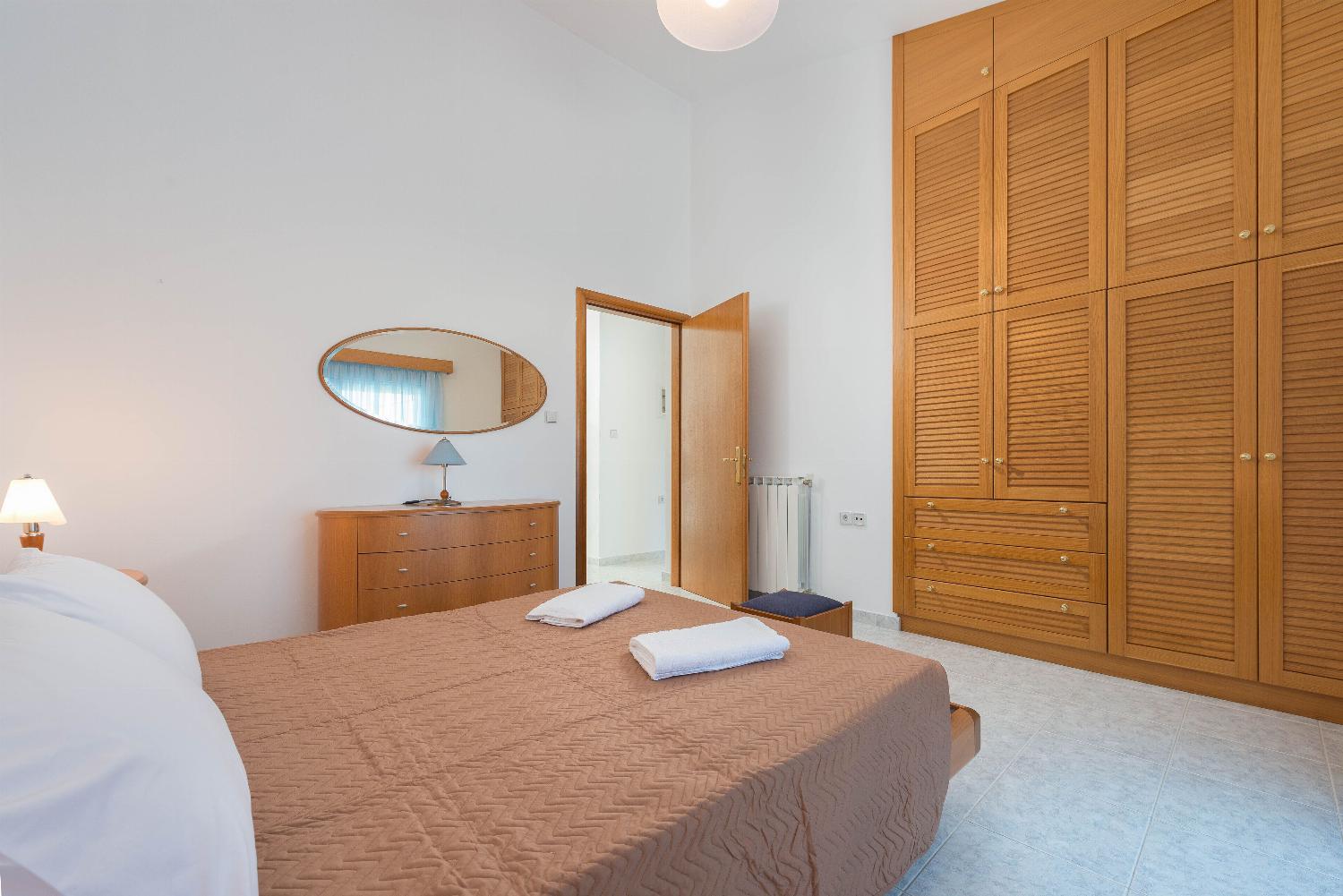 Double bed bedroom with terrace access with panoramic sea view