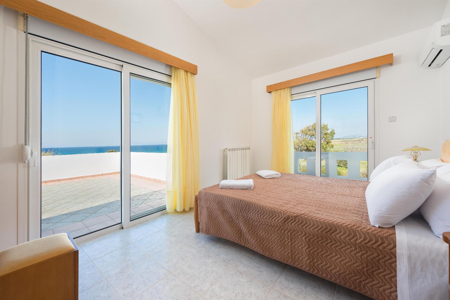 Double bed bedroom with terrace access with panoramic sea view