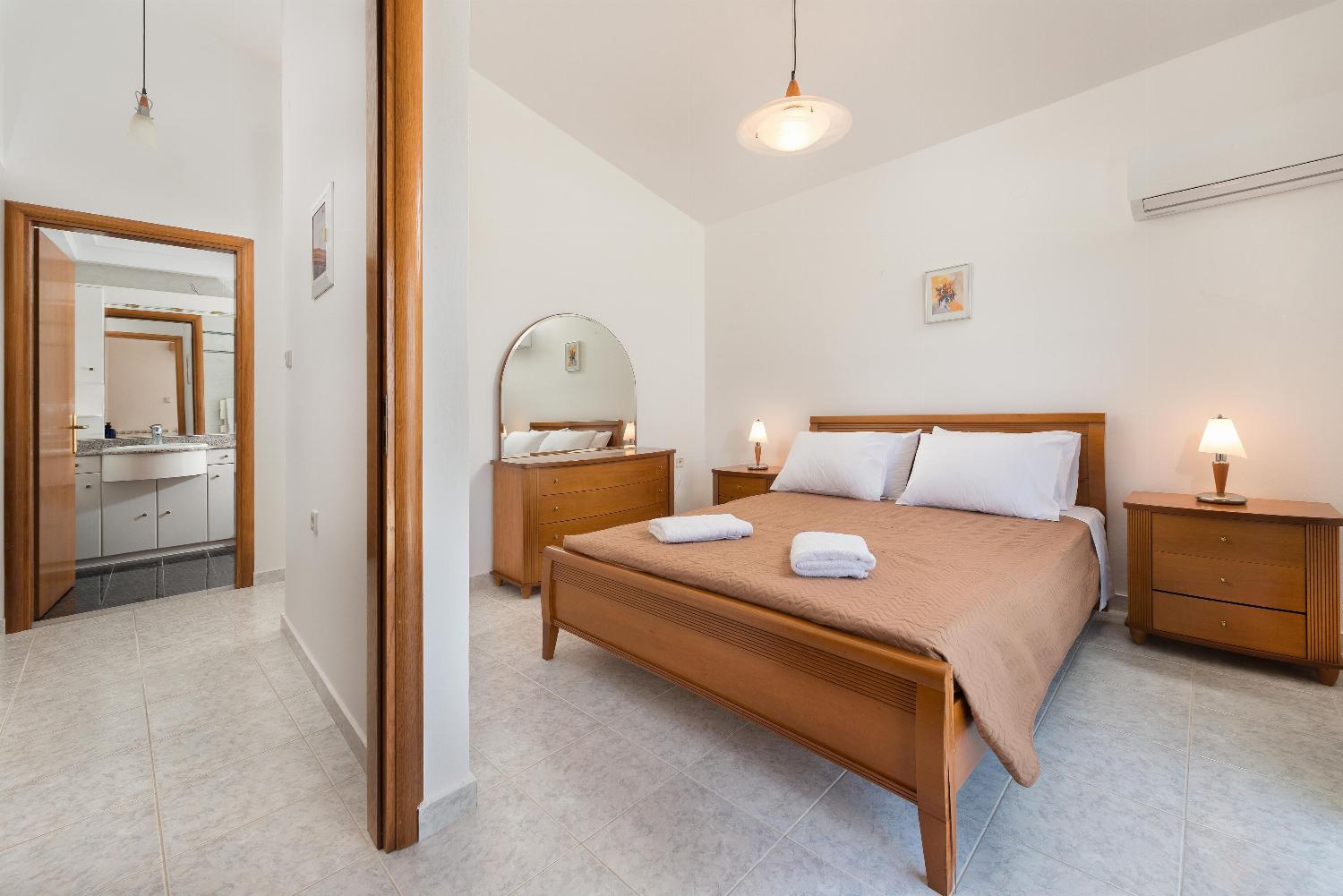 Double bed bedroom with terrace access with panoramic sea view