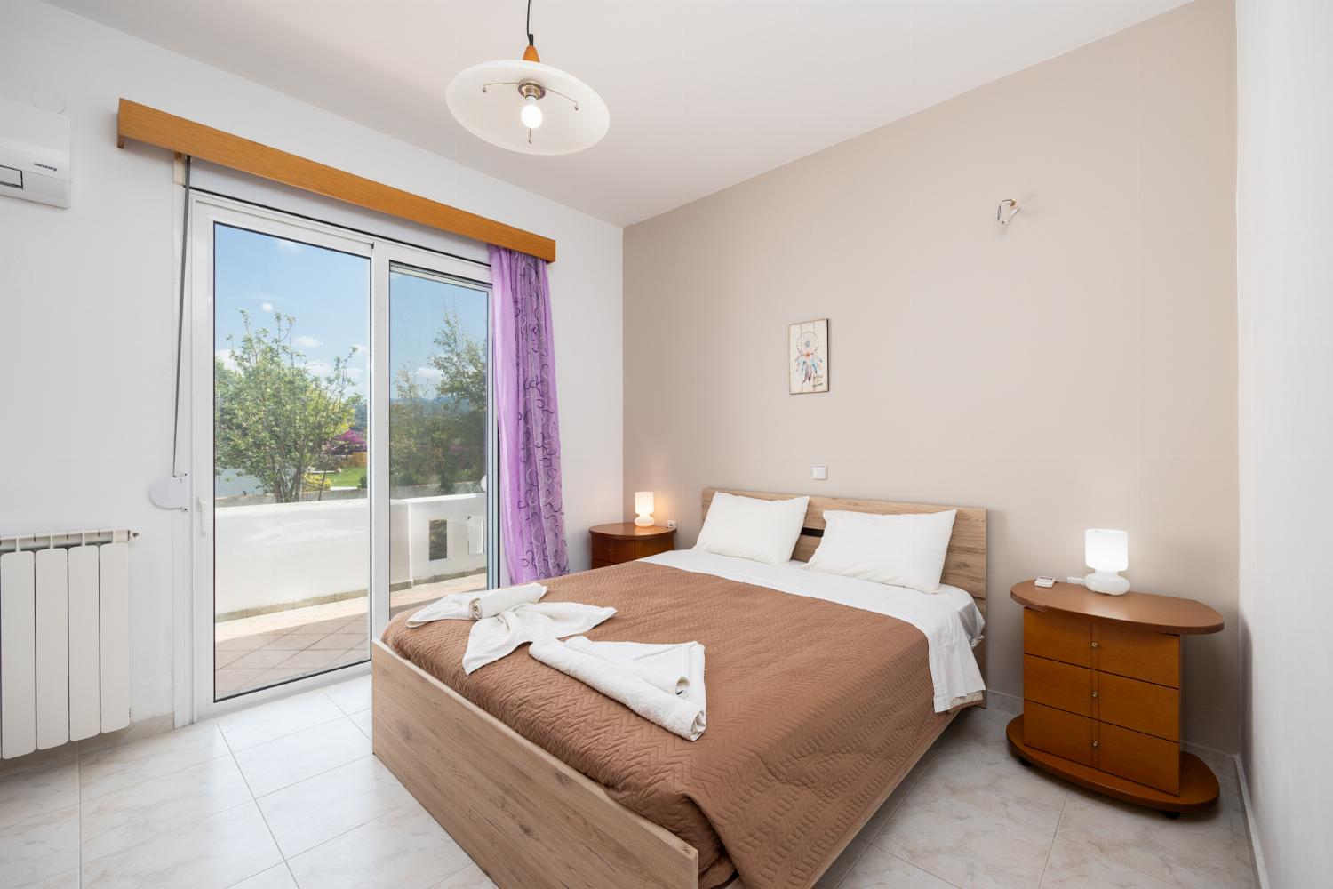 Double bedroom with en suite bathroom and A/C