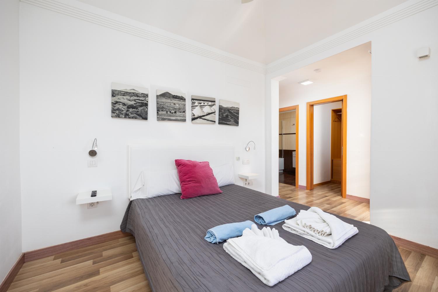 Double bedroom with en suite bathroom and A/C
