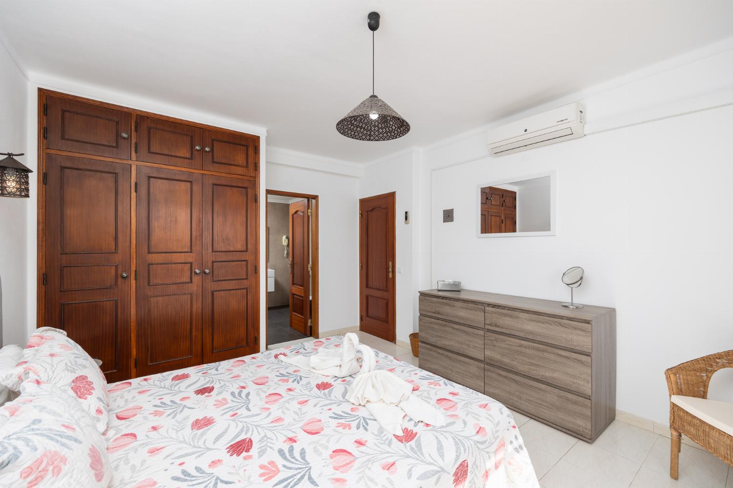 Double bedroom with en suite bathroom and A/C
