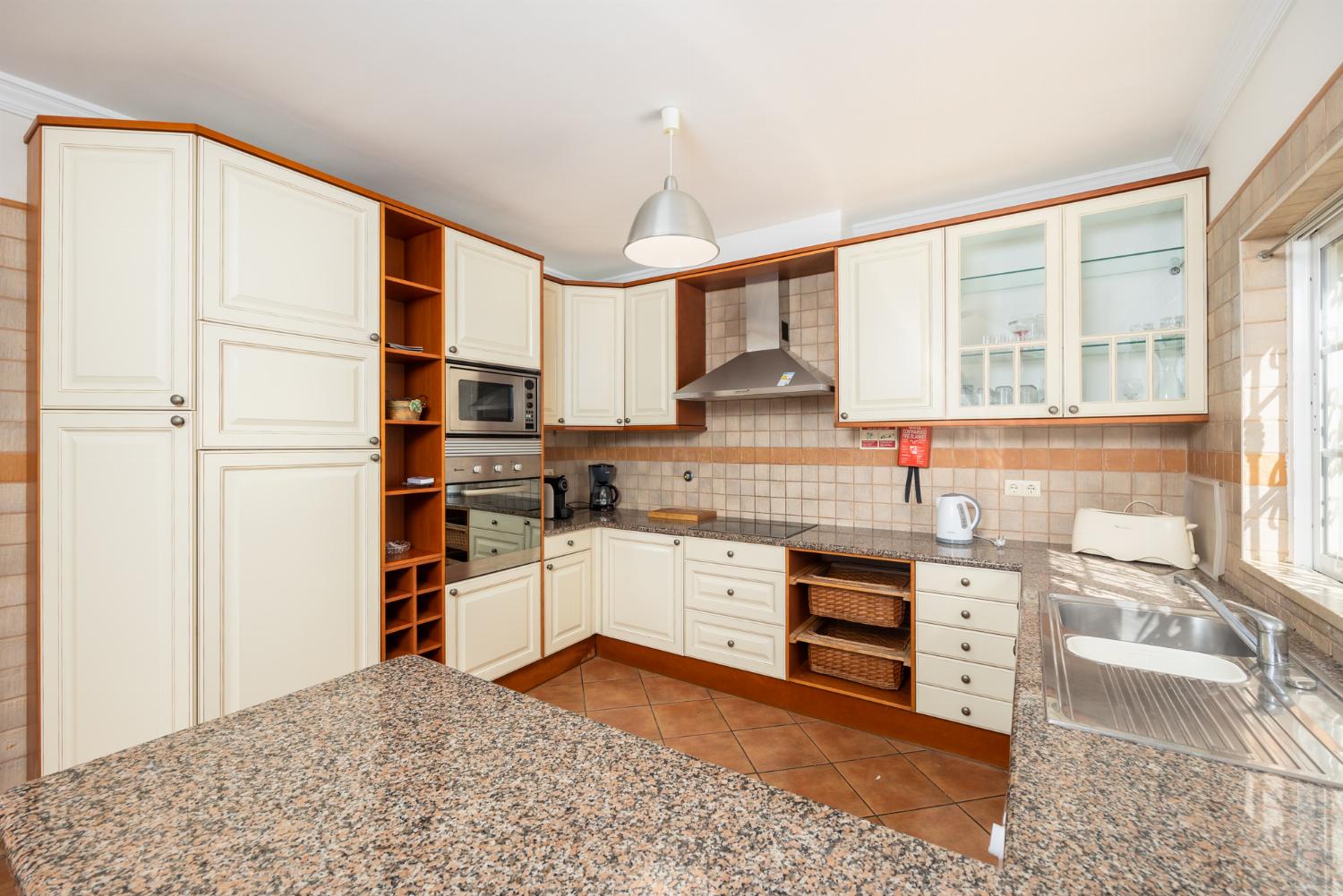 Equipped kitchen with dining area