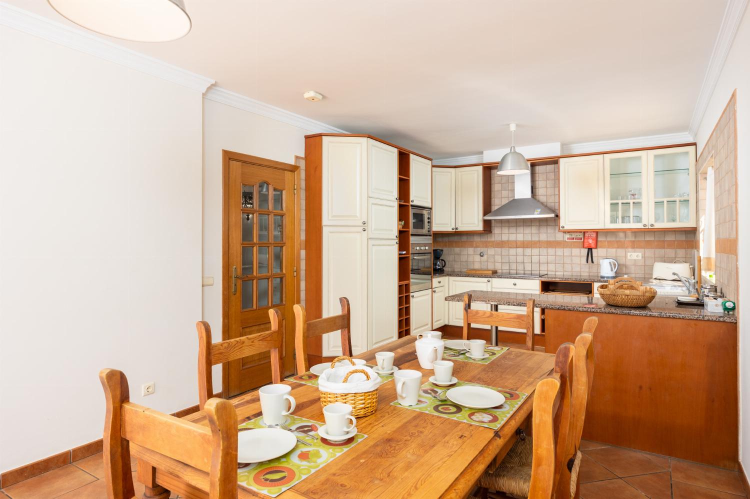 Equipped kitchen with dining area