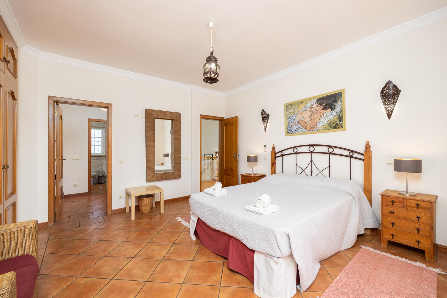 Double bedroom with en suite bathroom