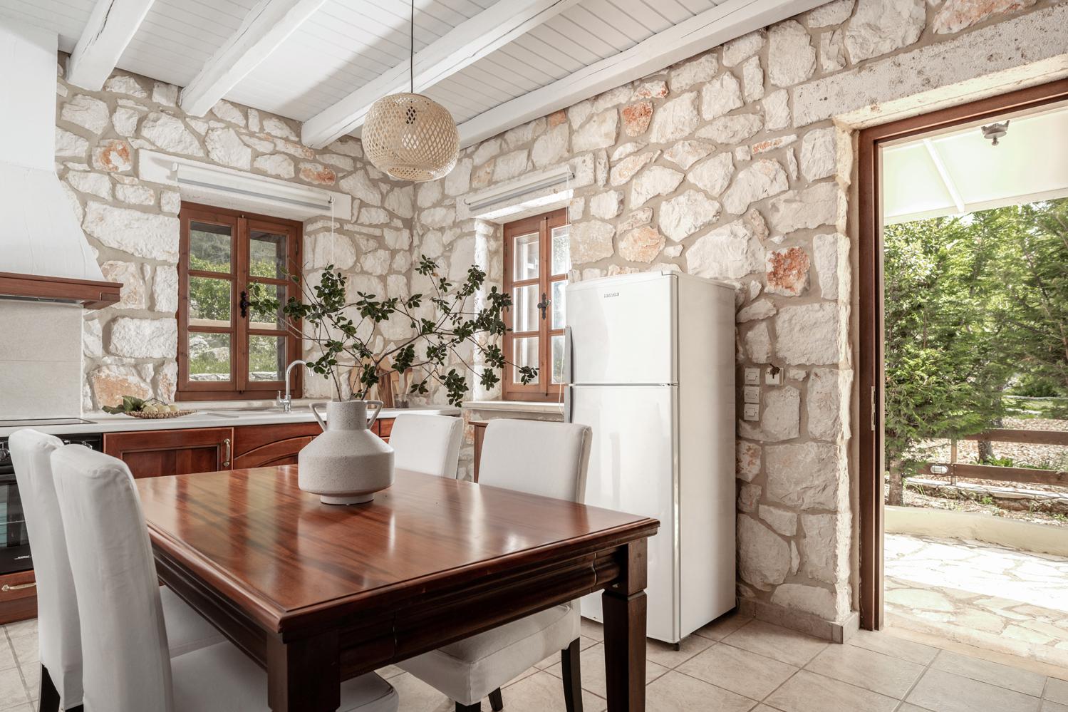 Equipped kitchen with dining area