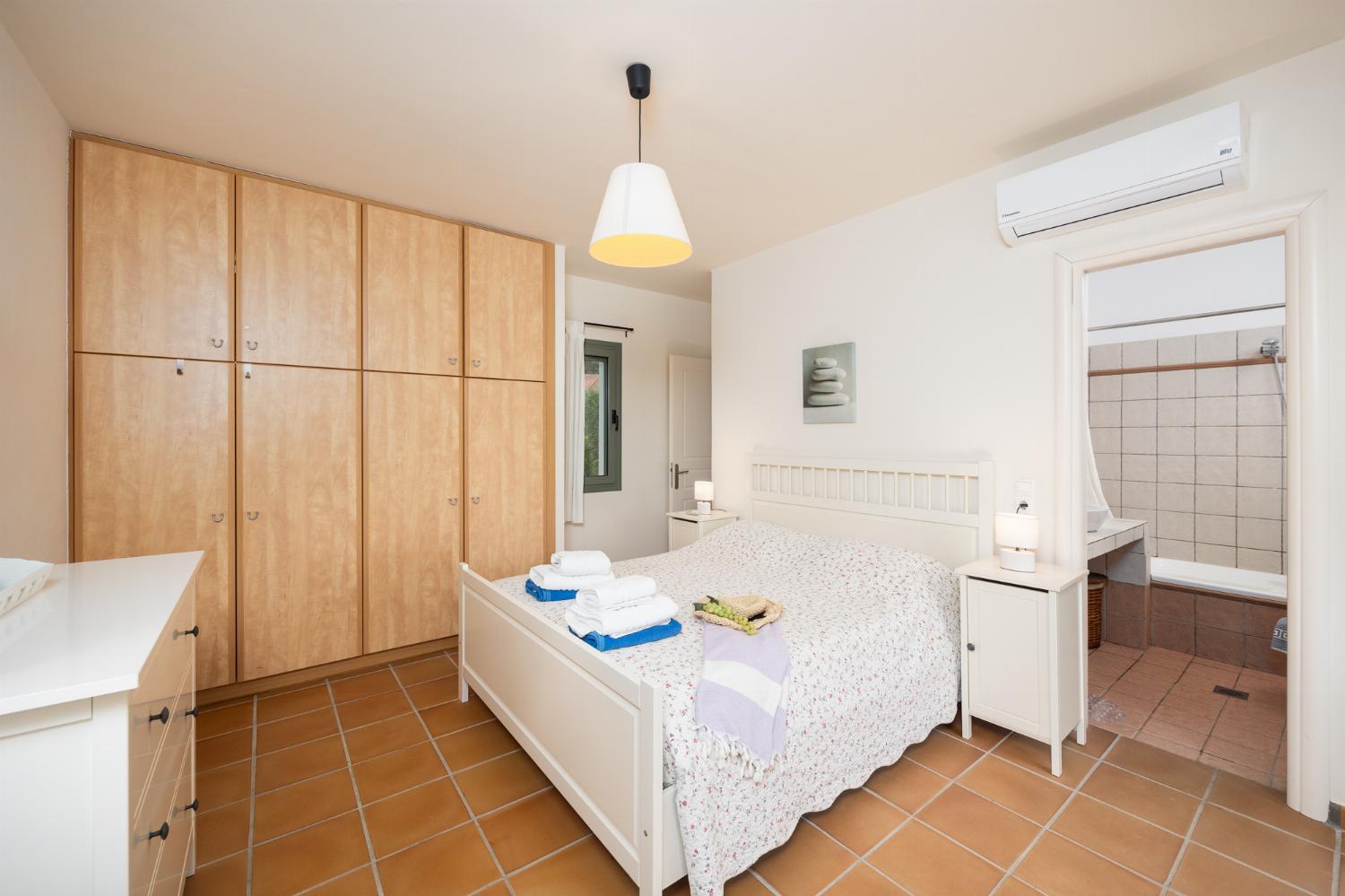 Double bedroom with en suite bathroom and A/C