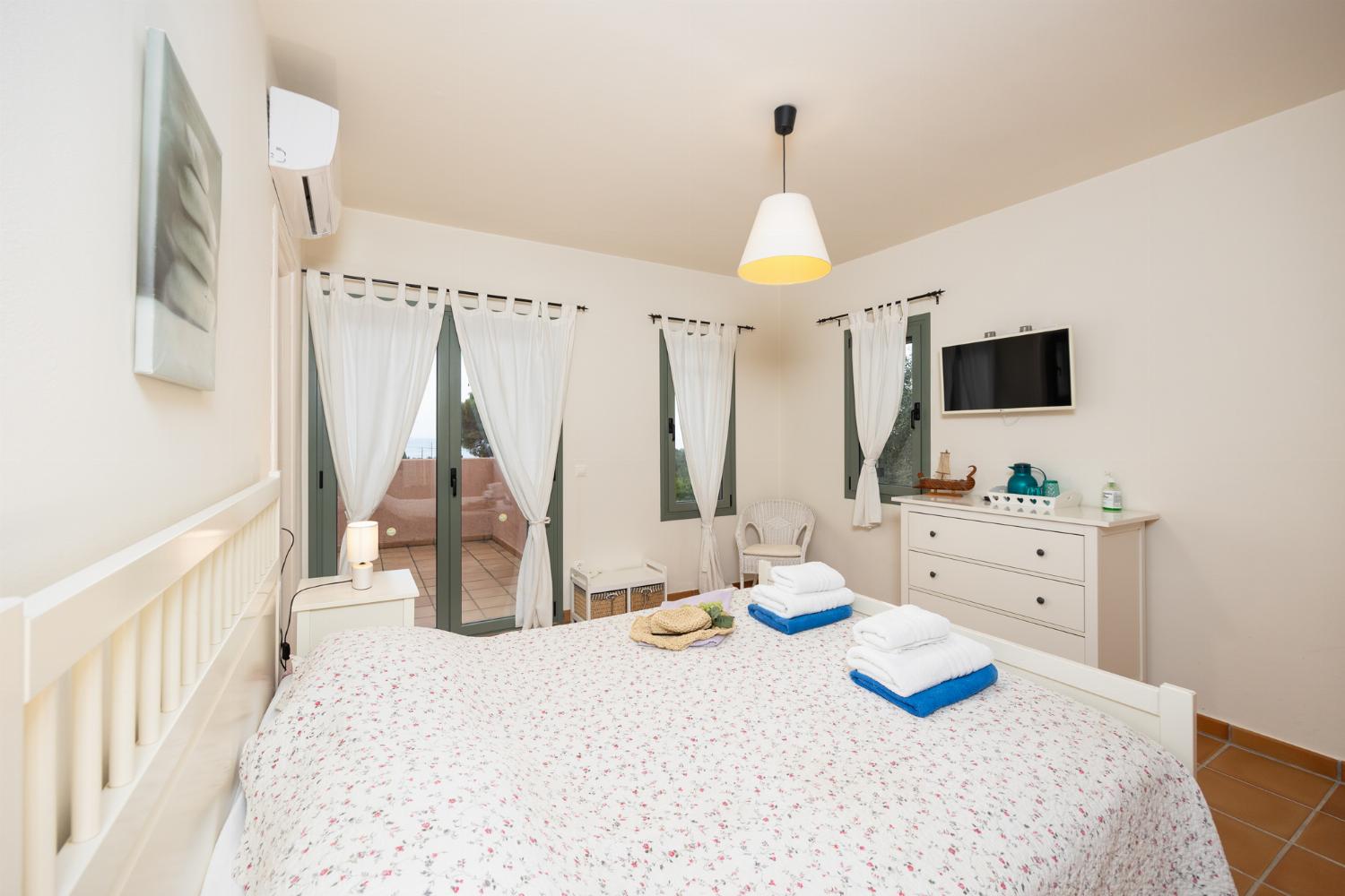 Double bedroom with en suite bathroom and A/C