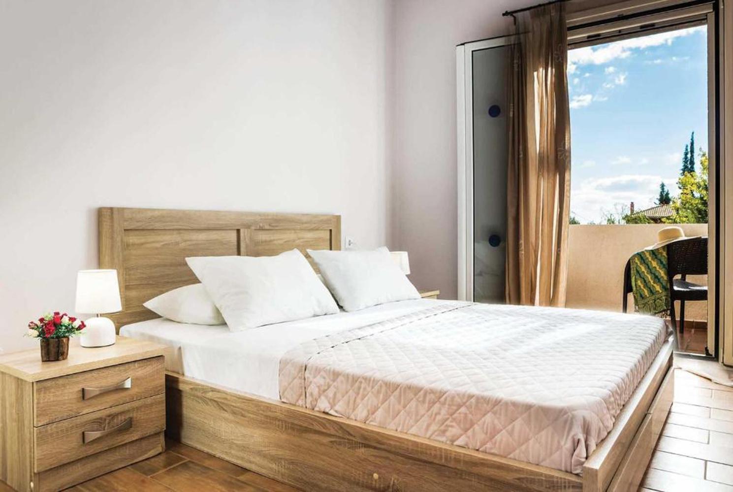 Double bedroom with terrace access
