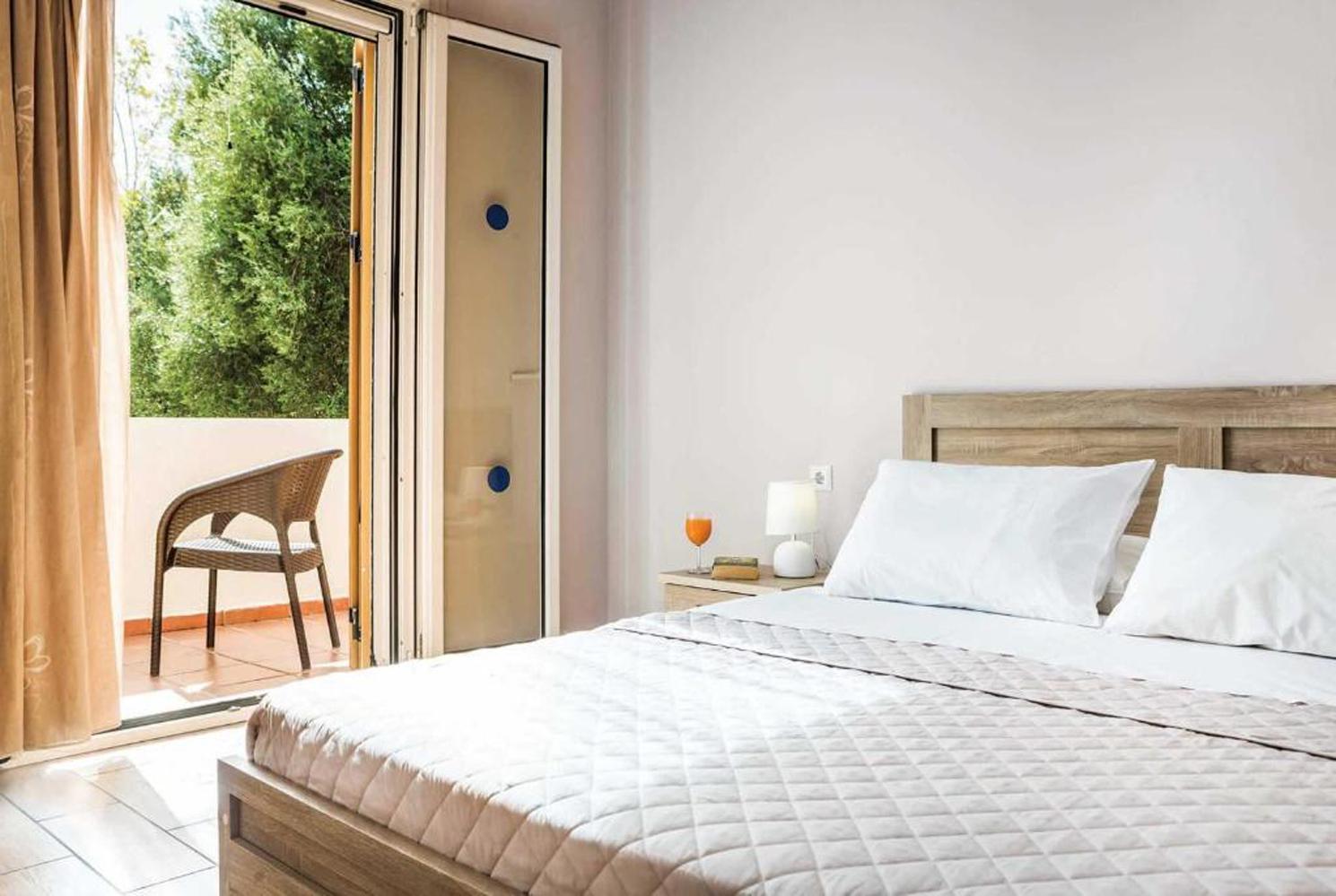 Double bedroom with terrace access