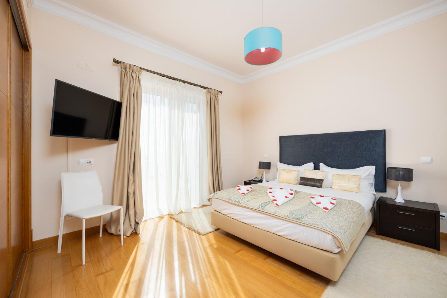 Double bedroom with en suite bathroom and A/C