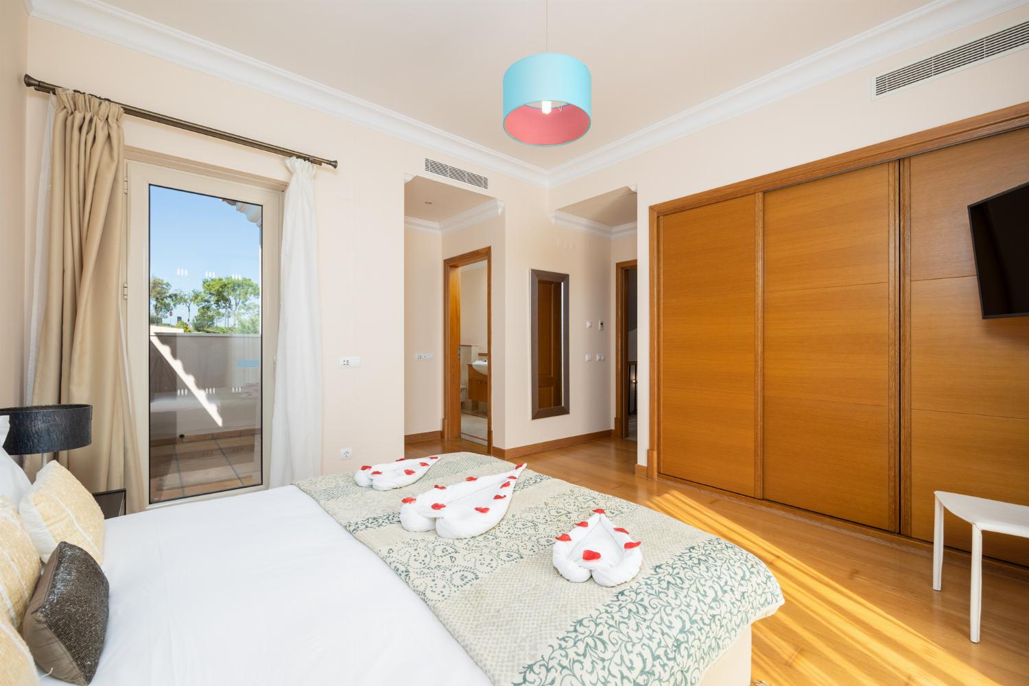 Double bedroom with en suite bathroom and A/C