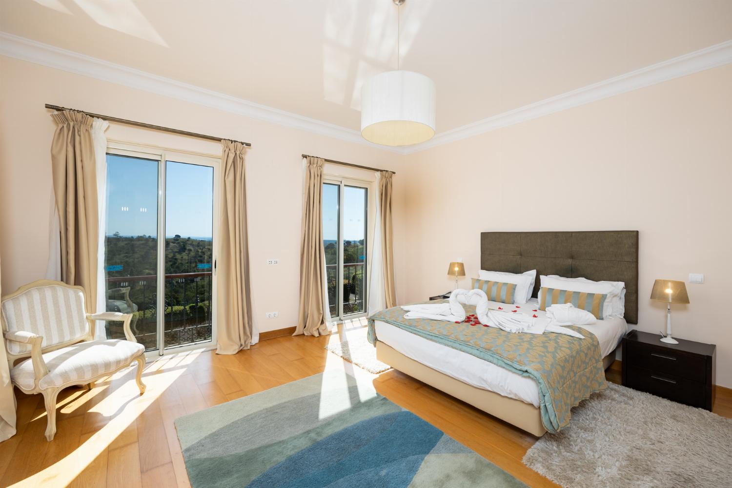 Double bedroom with en suite bathroom and A/C