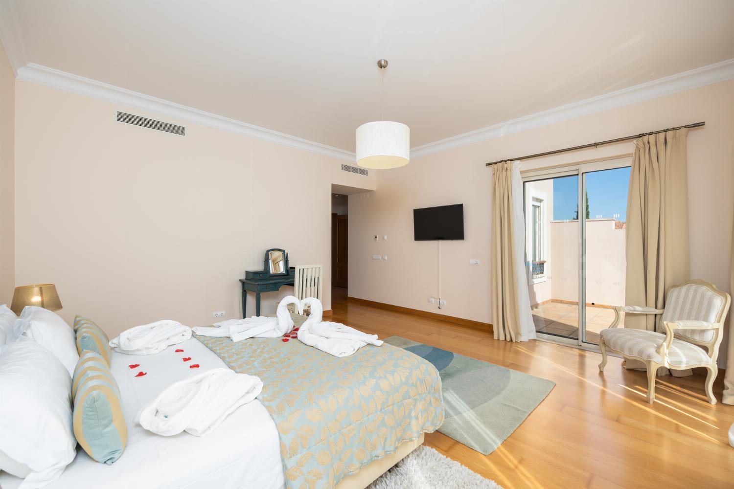 Double bedroom with en suite bathroom and A/C