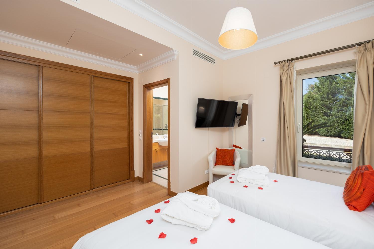 Twin bedroom with en suite bathroom and A/C