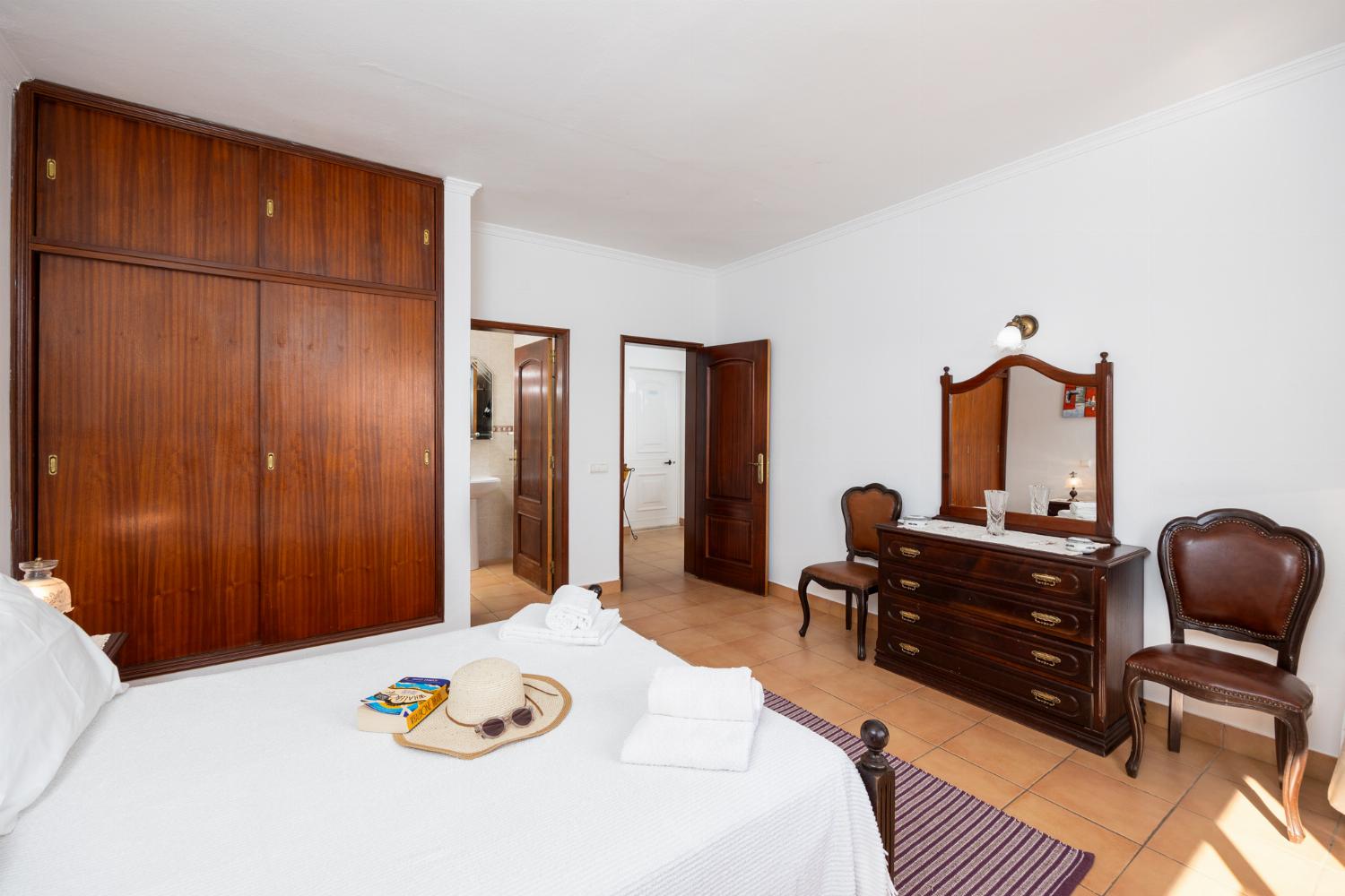 Double bedroom with en suite bathroom and A/C