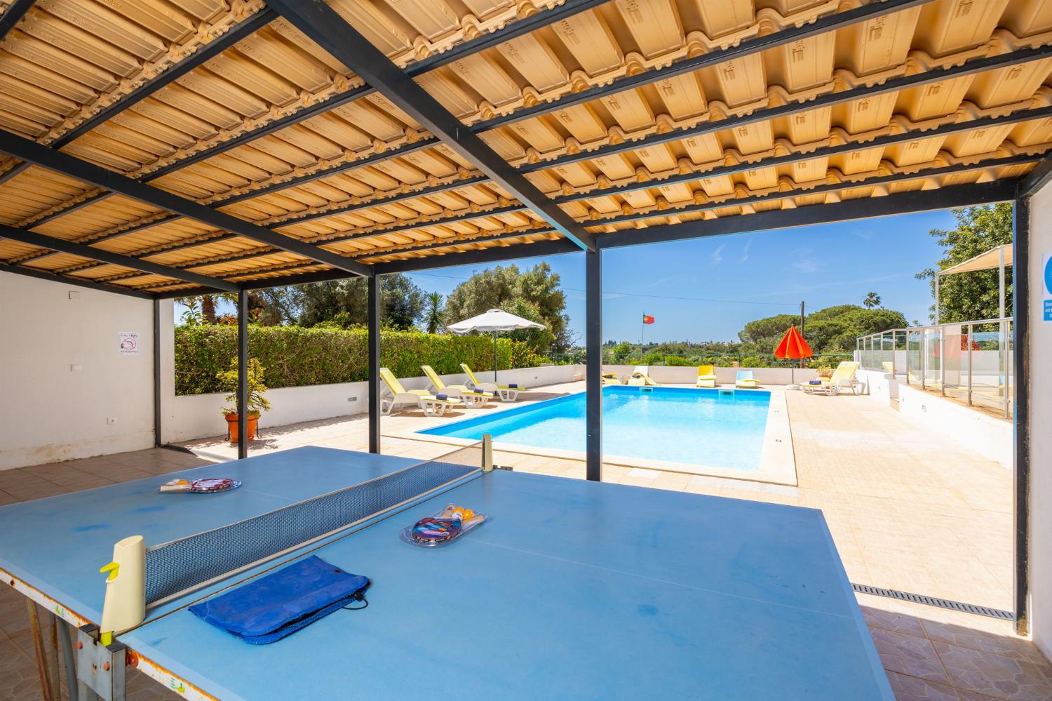 Sheltered terrace with table tennis