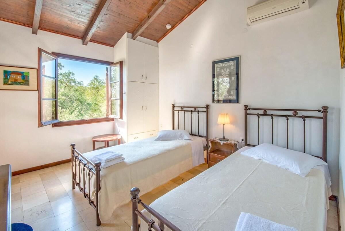 Twin bedroom