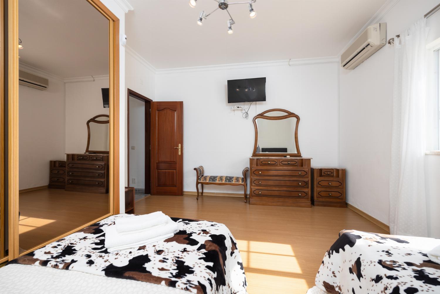 Twin bedroom with A/C