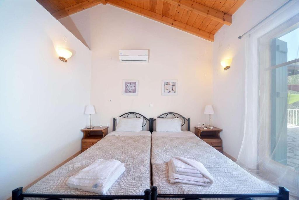 Twin bedroom with A/C