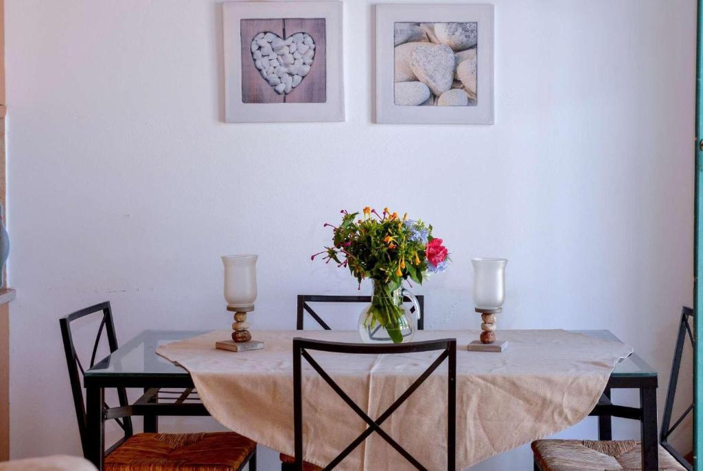 Open-plan living room with sofas, dining area, kitchen, A/C, WiFi internet, and satellite TV