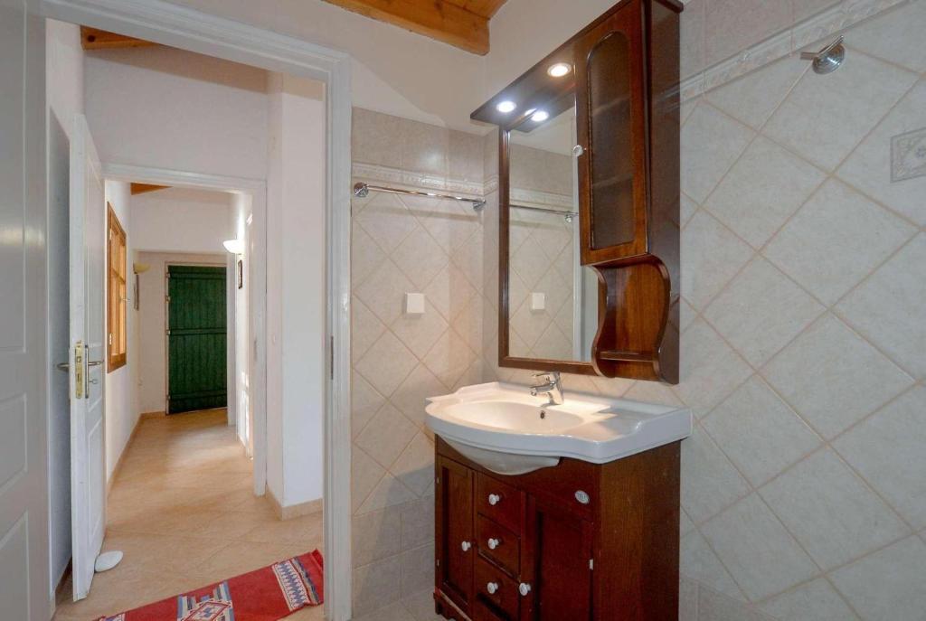 En-suite bathroom with shower
