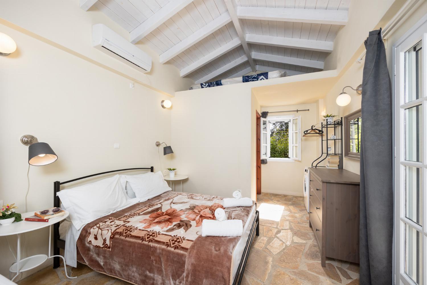Open-plan cottage with double bed, sofa, dining area, kitchen, bathroom, A/C, WiFi internet, and TV