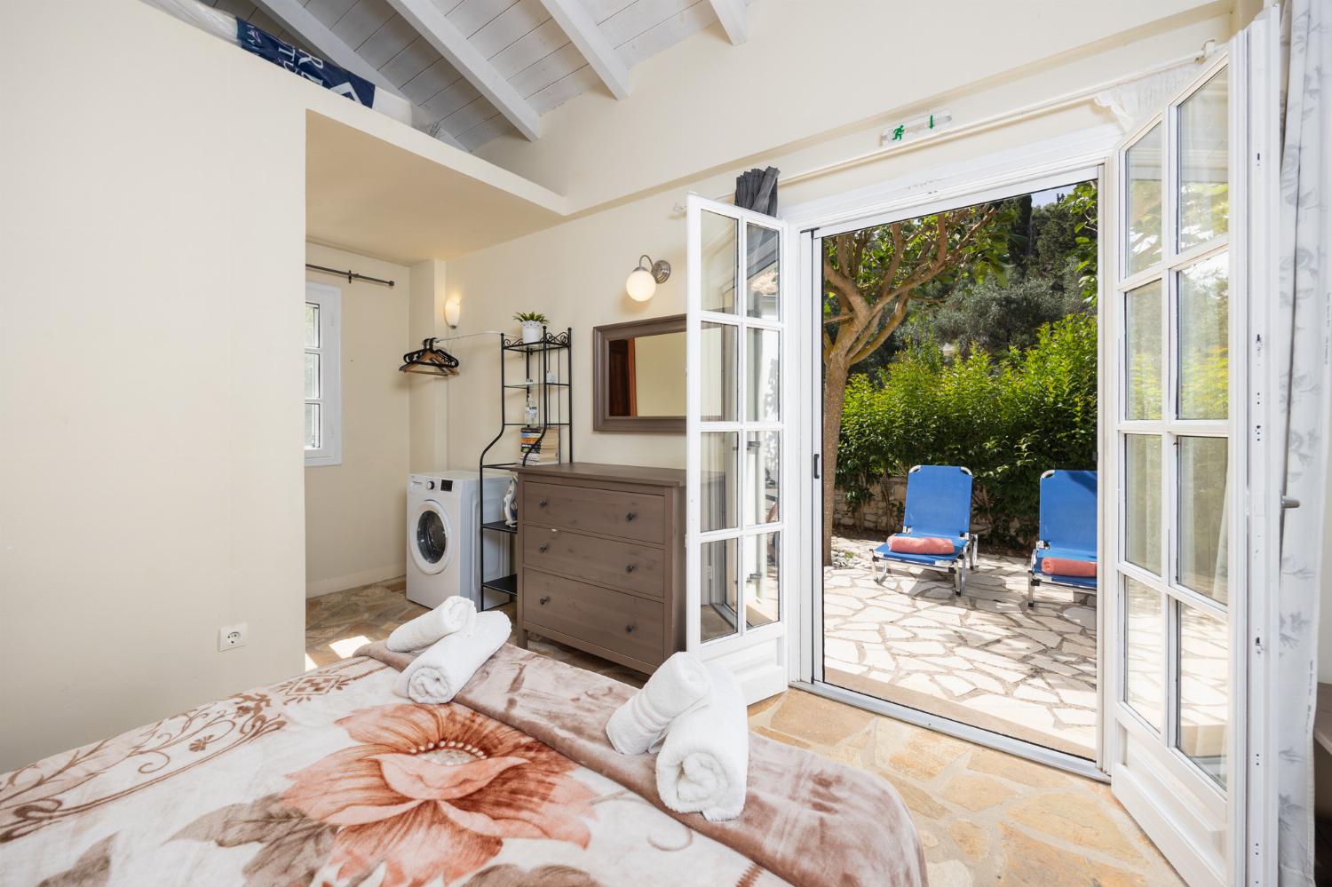 Open-plan cottage with double bed, sofa, dining area, kitchen, bathroom, A/C, WiFi internet, and TV