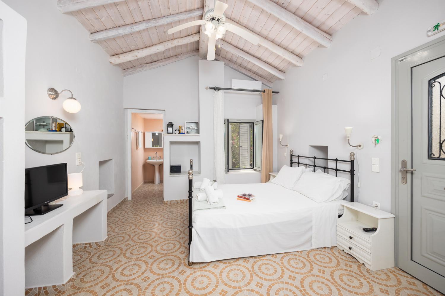Open-plan cottage with double bed, dining area, kitchen, bathroom, A/C, WiFi internet, and TV