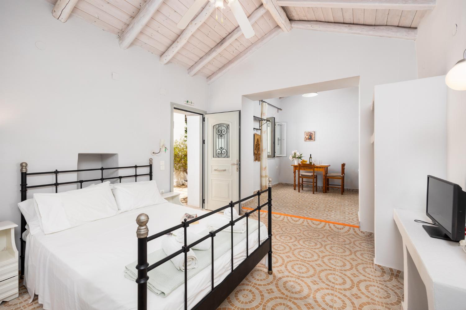 Open-plan cottage with double bed, dining area, kitchen, bathroom, A/C, WiFi internet, and TV