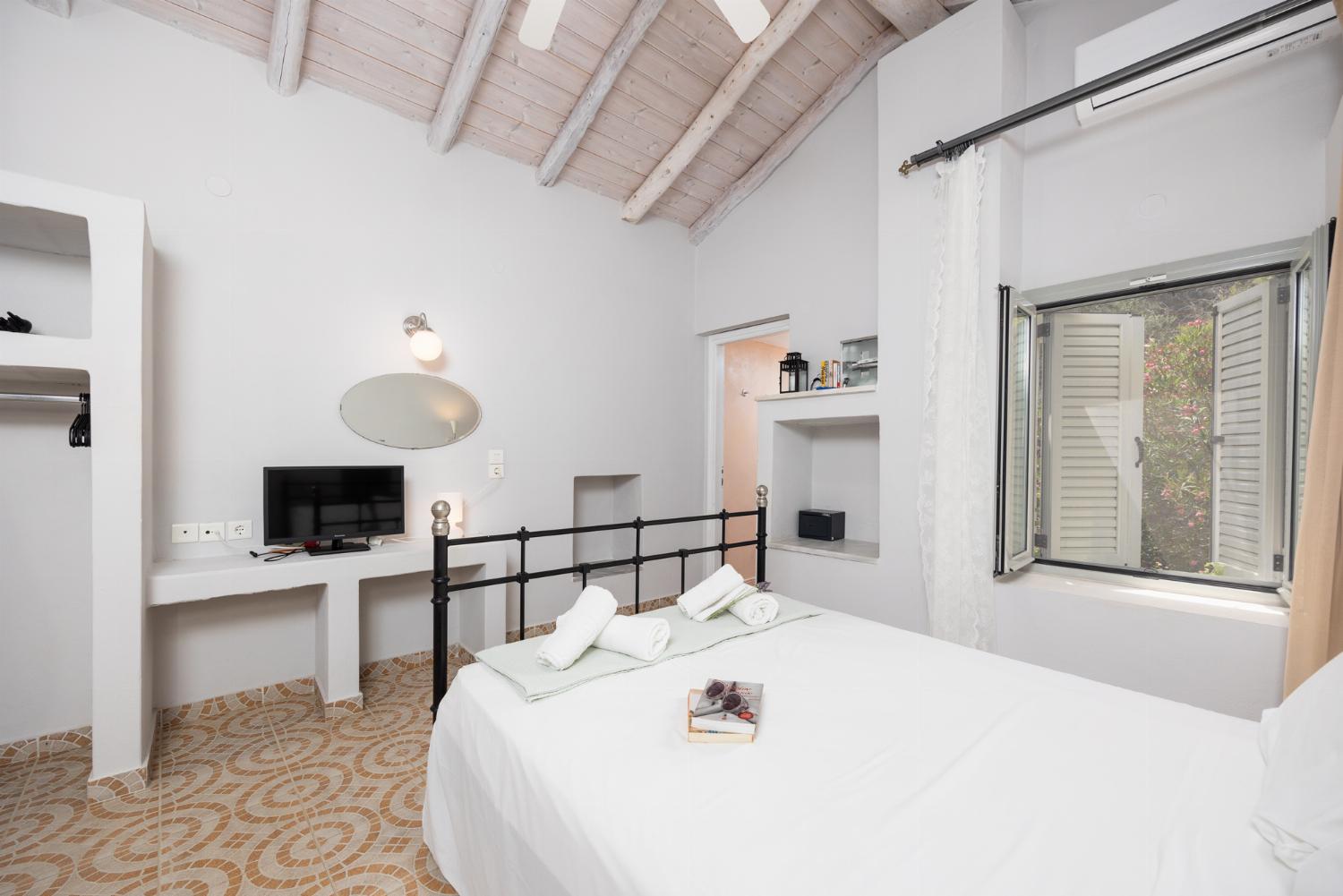 Open-plan cottage with double bed, dining area, kitchen, bathroom, A/C, WiFi internet, and TV