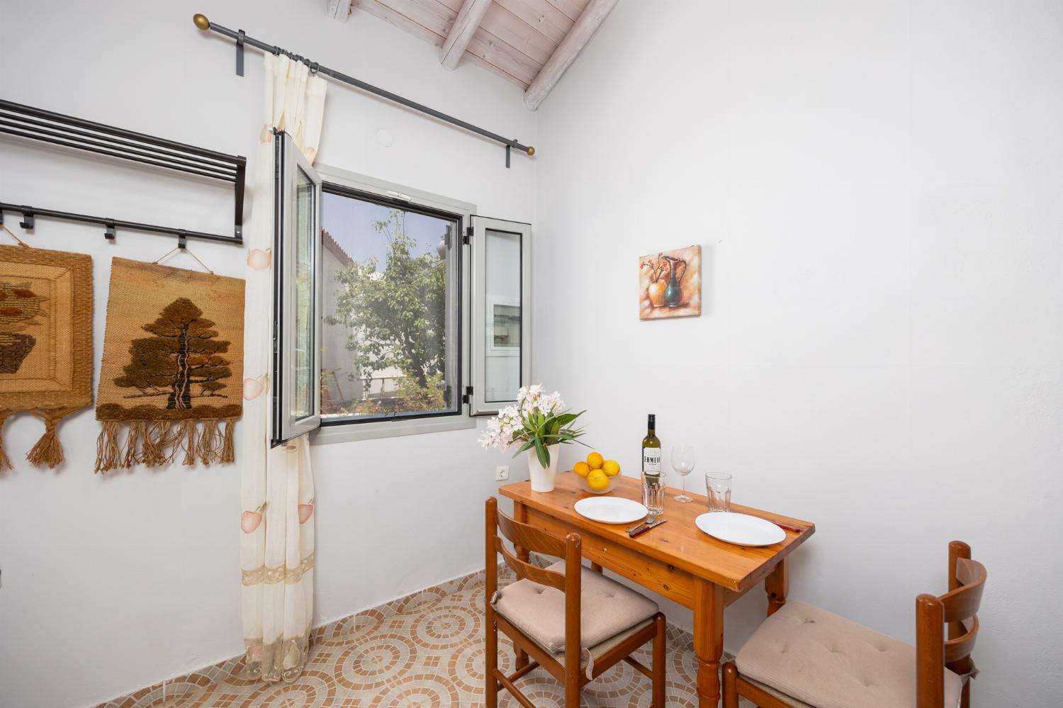 Open-plan cottage with double bed, dining area, kitchen, bathroom, A/C, WiFi internet, and TV