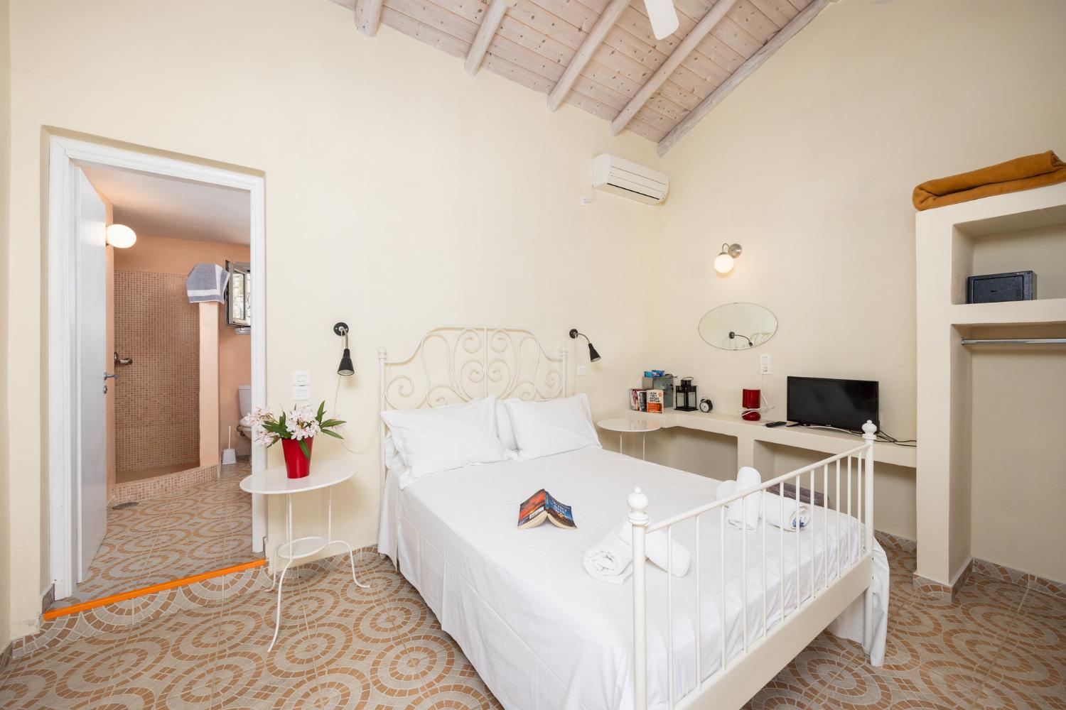 Open-plan cottage with double bed, dining area, kitchen, bathroom, A/C, WiFi internet, and TV