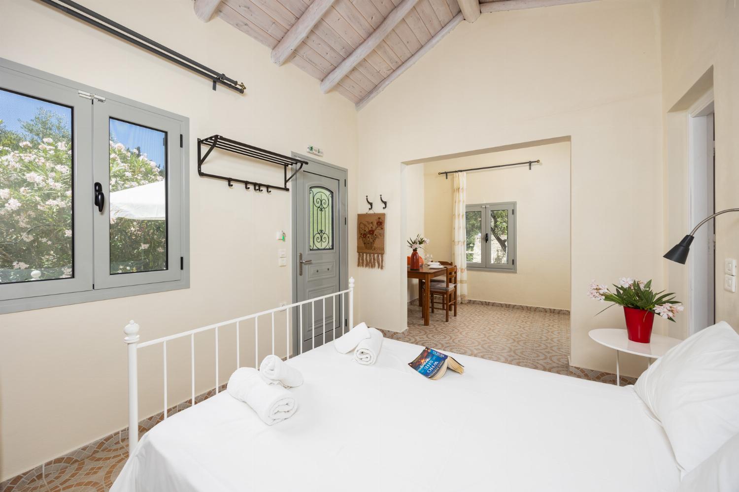Open-plan cottage with double bed, dining area, kitchen, bathroom, A/C, WiFi internet, and TV