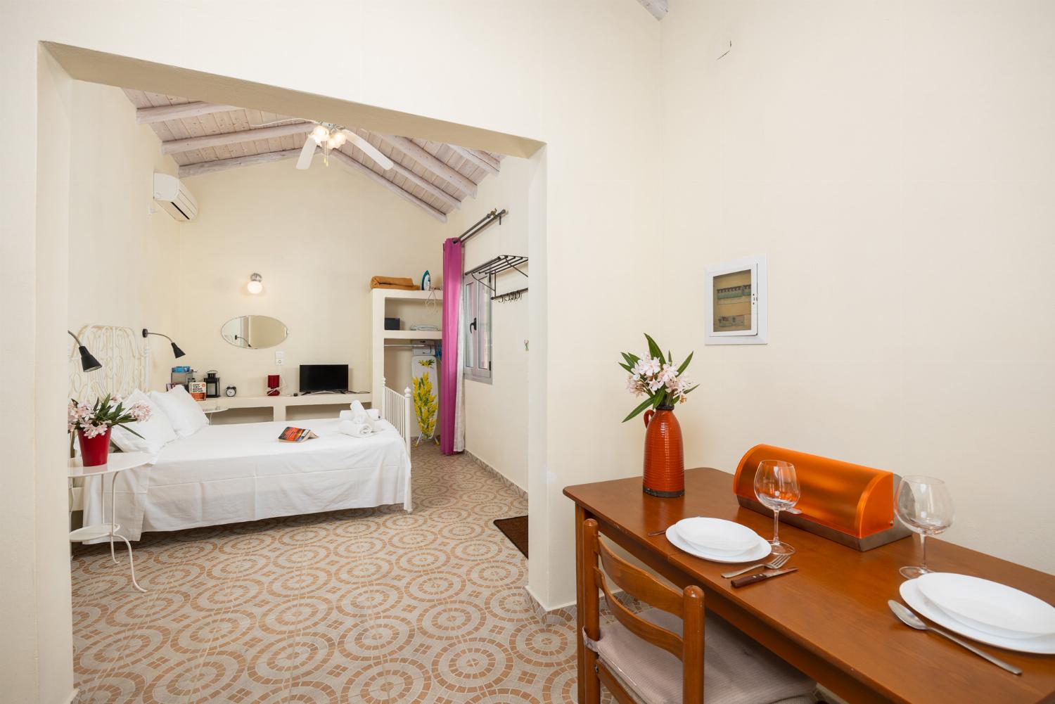 Open-plan cottage with double bed, dining area, kitchen, bathroom, A/C, WiFi internet, and TV